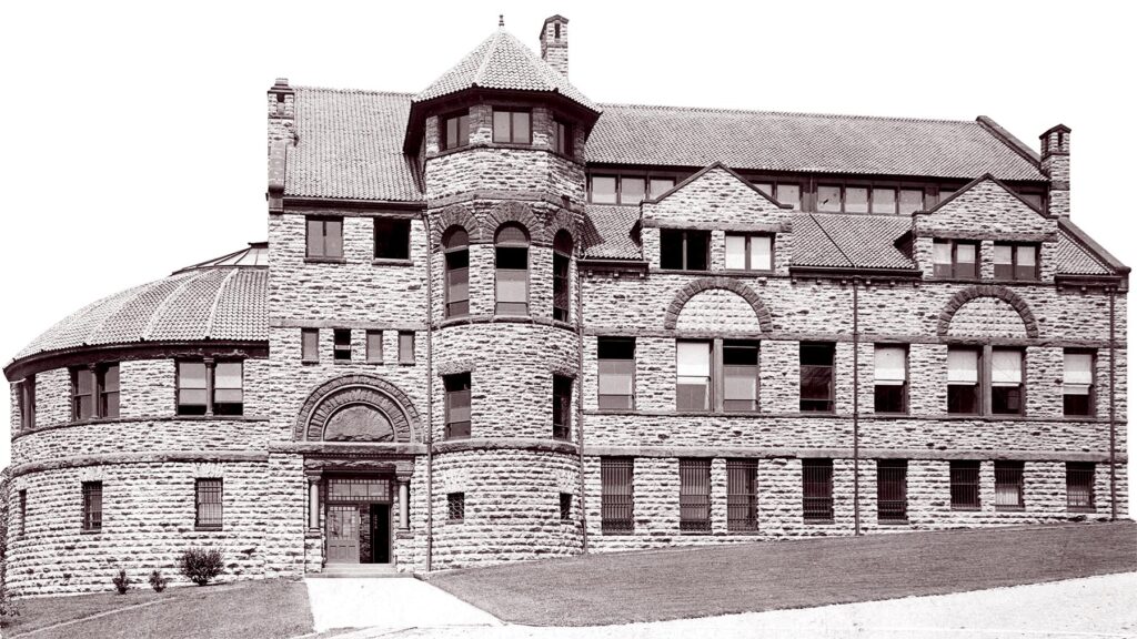 old stone building of school at the Cincinnati Art Museum