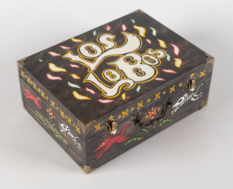 painted box reading "los lobos"