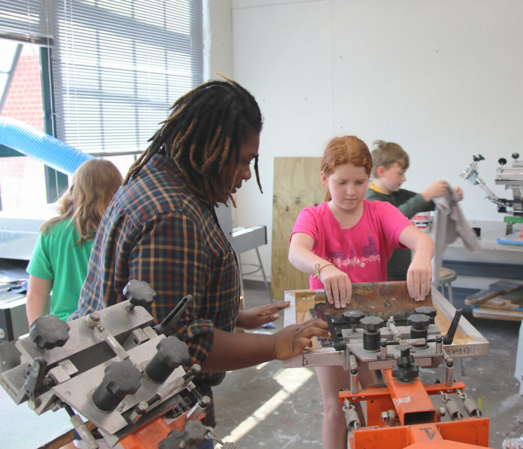 teacher on child screen printing